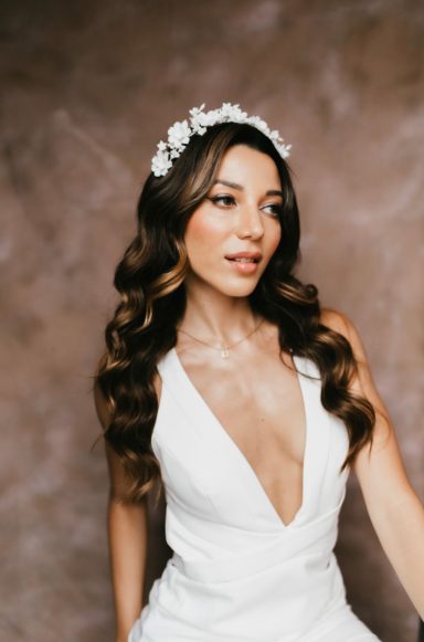 Long brunette waves with a glowing bridal makeup look